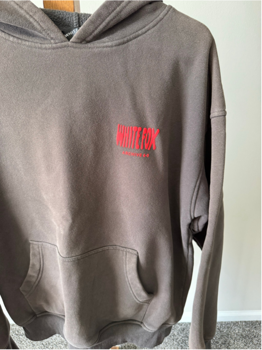 Women's White Fox Archive 6.0 Hoodie Sweatshirt Size S/M Brown Red - Picture 3 of 7